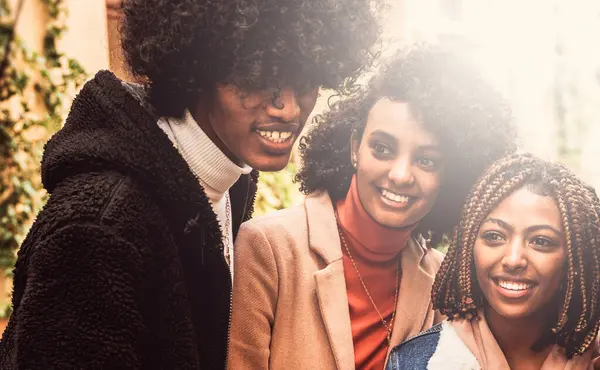 Skupina Afrických Přátel Pózujících Společně Venku Šťastné Afro Dívky Usmívající Stock Obrázky