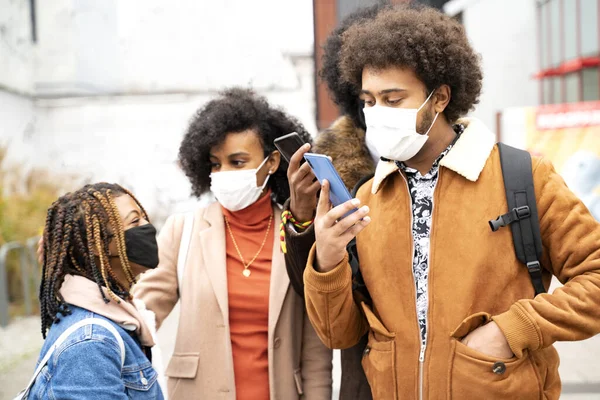 Skupina Mladých Afro Přátel Kteří Používají Chytré Telefony Venku Nosí Stock Snímky
