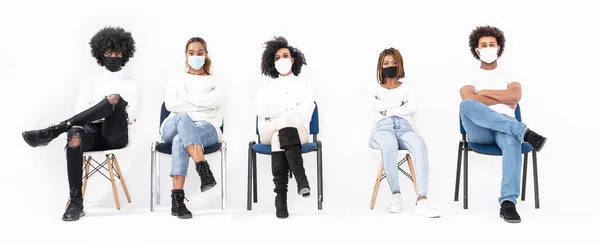 Multietnická Skupina Mladých Lidí Kteří Nosí Masky Sedí Židlích Dívají Stock Snímky