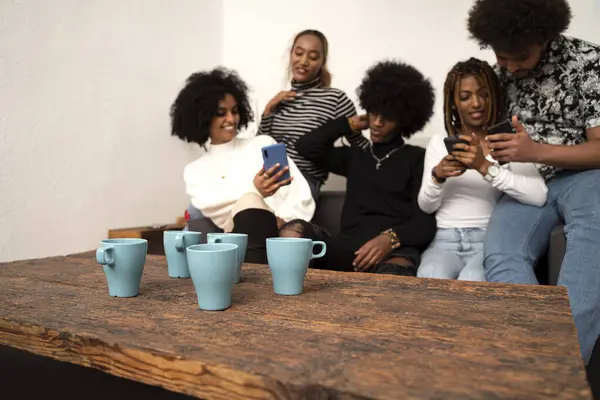 Skupina Veselých Mladých Mužů Žen Kteří Smějí Při Pohledu Smartphone Stock Snímky