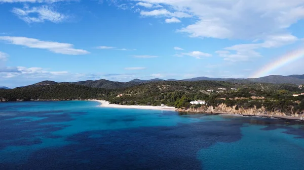 撒丁岛海岸上空美丽的无人驾驶飞机景观不合时宜 旅行目的地 免版税图库图片