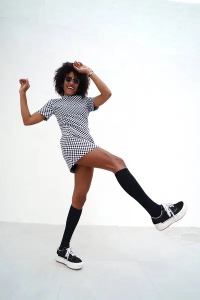 Junge Frau Mit Afro Frisur Steht Und Posiert Der Weißen lizenzfreie Stockfotos