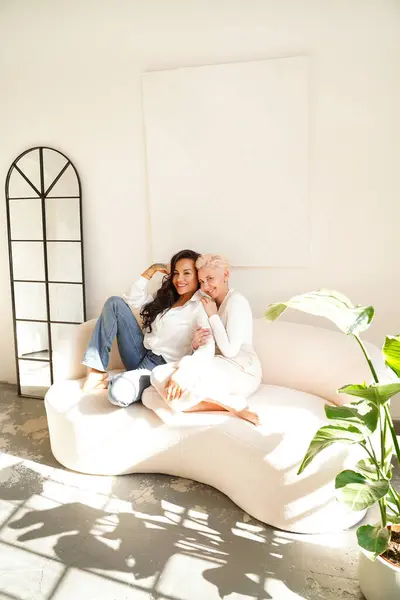 Duas Mulheres Relaxando Juntas Sala Estar Conversando Rindo Conceito Amizade Imagem De Stock