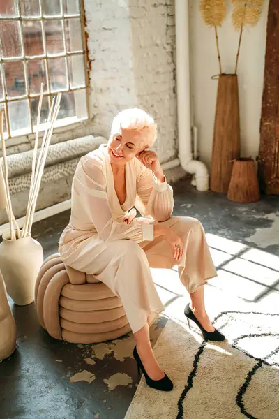 Neuvěřitelně Okouzlující Žena Krátkými Blond Vlasy Lehkým Make Upem Krásná Royalty Free Stock Fotografie