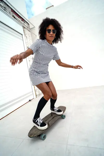 Glückliches Afroamerikanisches Mädchen Mit Skateboard Der Lebensstil Echter Menschen Hobby Stockfoto