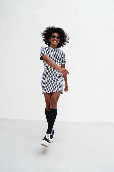 Glückliches Afroamerikanisches Mädchen Das Auf Der Straße Lacht Und Tanzt lizenzfreie Stockfotos