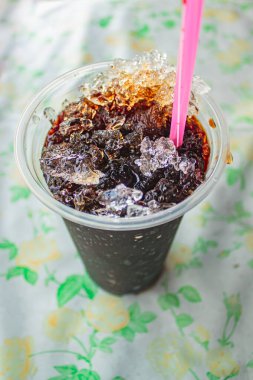 Kahve dükkanında sade buzlu Americano..