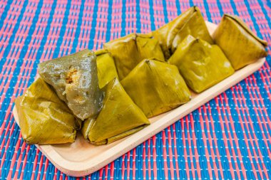 Çin 'deki yeni yıl kutlamaları için muz yapraklarına sarılı hamur piramidi ya da hamur dolması..