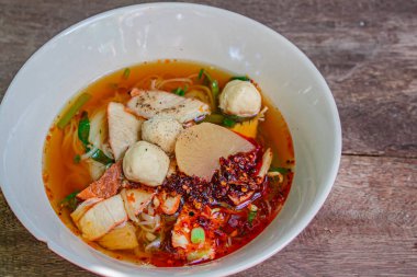 Bar-B-Queue domuz çorbası ya da ızgara kırmızı domuz Tayland usulü erişte çorbası..