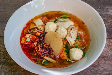 Bar-B-Queue domuz çorbası ya da ızgara kırmızı domuz Tayland usulü erişte çorbası..