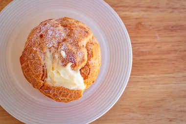 Bangkok 'taki restoranda leziz choux kremi..