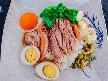 Pirinçli domuz budu. Popüler sokak yemekleri Tayland.