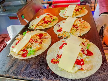 Marul, domates, kırmızı soğan ve peynirli tavuk kebabı..