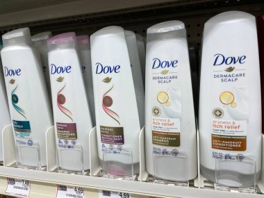 Grovetown, Ga USA - 10 25 22: Market Güvercin saç bakım ürünleri raf fiyatları