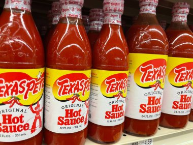 Grovetown, Ga USA - 10 25 22: Market Texas Pete acı sos manzaralı