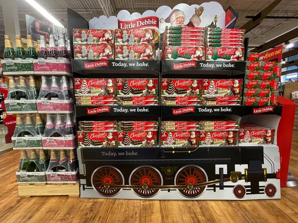 Grovetown, Ga USA - 10 25 22: Market Küçük Debbie kekleri tatil manzarası