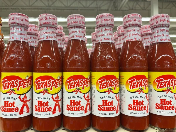 Grovetown, Ga USA - 10 25 22: Market Texas Pete acı sos küçük şişeler