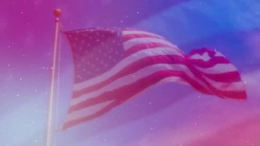 Rüzgarda dalgalanan Amerikan bayrağı mavi gökyüzü arka planında 