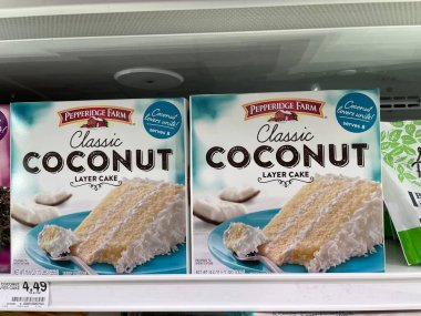 Grovetown, Ga USA - 11 05: 22: Bakkal bayramı ürünleri Pepperidge Farm donmuş hindistan cevizi keki