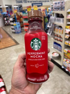 Grovetown, Ga USA - 11 05: 22: Bakkal bayramı ürünleri Starbucks Peppermint Mocha