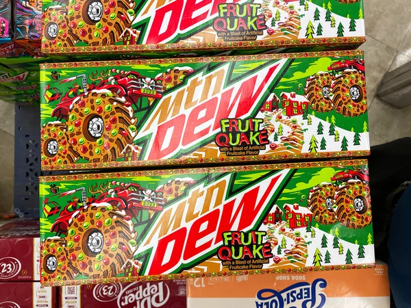 Grovetown Usa Продуктовый Магазин Праздничные Товары Mtn Dew Fruitquake Упаковок — стоковое фото