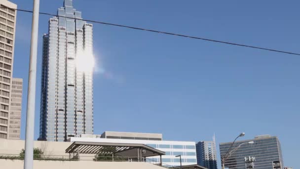 Atlanta Usa Downtown Atlanta Sun Shaming Modern Wolkenkrabbers Fan Spinning — Stockvideo