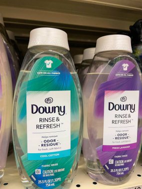 Grovetown, Ga USA - 09 10 22: Downy giysileri bir mağazanın rafında durulandı