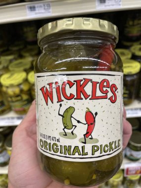 Grovetown, Ga USA - 09 10 22: Kavanozda Wickles turşusu tutan