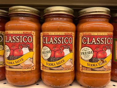 Grovetown, Ga USA - 09 10 22: Bir mağazanın rafındaki cam kavanozda klasik spagetti sosu