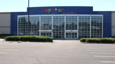 Duluth, Ga USA - 05: 31: 20: İflas etmiş Toys R US perakende mağazasının dış ve park yeri Pleasant Hill yolu