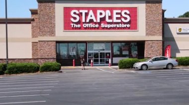 Duluth, Ga USA - 05: 31: 20: Staples perakende mağazasının dış girişindeki kişi 2020 salgınını saklamak için içeri giriyor