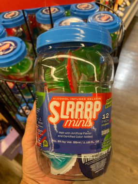 Grovetown, Ga USA - 09 10 22: Küvette alkol küpleri tutmak