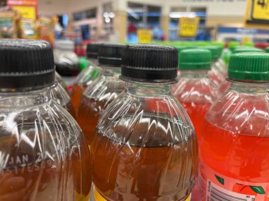 Grovetown, Ga USA - 09 10 22: renkli gazoz şişeleri sergileniyor