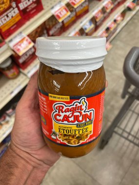 Grovetown, Ga USA - 09 10 22: Rajun kajun sosunu kavanozda tutmak