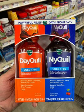 Grovetown, Ga USA - 10: 12 22: Market El Nyquil gün ve gündüz tutuyor