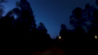 POV gece vakti bulanık cam silecekleri karanlık, korkunç bir yol arabasından geçiyor.