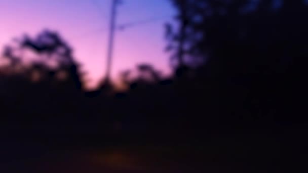 ハメ撮り運転夜時間ぼやけたフロントガラスワイパーダウンザオレンジ赤と青恐ろしい空 — ストック動画