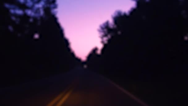 Pov Conducción Nocturna Limpiaparabrisas Borroso Por Camino Miedo País Estacionado — Vídeos de Stock
