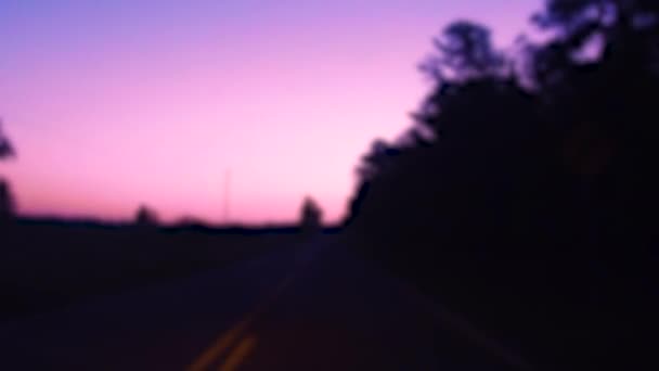 在乡间一条长长的弯弯曲曲的可怕的黑暗道路上 越野车在夜间驾驶模糊的视线 — 图库视频影像