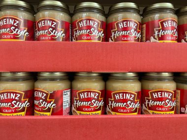 Grovetown, Ga USA - 10 12 22: Market Heinz sosu sergilenmekte olan bir kavanozda