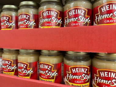 Grovetown, Ga USA - 10 12 22: Market Heinz sosu sergilenen bir kavanozda