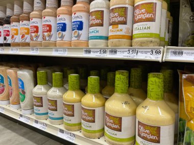 Grovetown, Ga USA - 10 12 22: Market Olive Garden salata sosu etiketleri