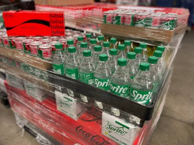 Grovetown, Ga USA - 11 02 22: Market Coca Cola ve Peri Paleti Teslimatı