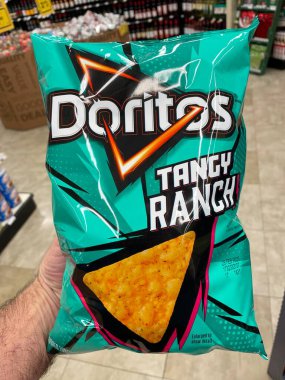 Grovetown, Ga USA - 11 02 22: Markette Doritos 'un keskin çiftlik cipsini bir poşetin içinde tutan el.