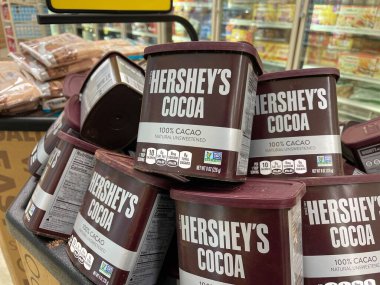 Grovetown, Ga USA - 11 02 22: Market Hersheys kakaosu bir vitrinde