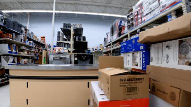 Waynesboro, Ga USA - 05: 26 22: Walmart süper market perakende satış mağazası iç boyama masası ve palet