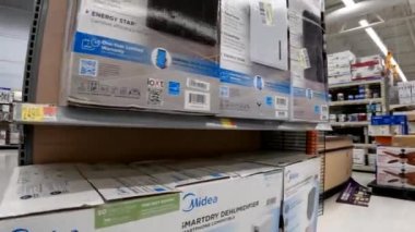 7736 - Waynesboro, Ga USA - 05 26 22: Walmart süper market perakende satış mağazası iç boya karıştırma masası