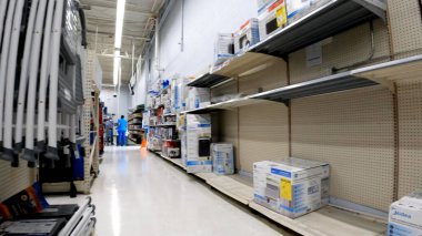 Waynesboro, Ga USA - 05: 26 22: Walmart süper market perakende mağazası içi boş duvar