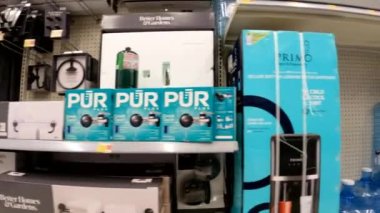 Waynesboro, Ga USA - 05: 26 22: Walmart süper market perakende mağazası iç banyo aksesuarları bölümü