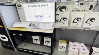 Augusta, Ga USA - 02: 25 22: Best Buy perakende mağazası iç mekan Oculus Quest 2 VR kulaklık ekranı